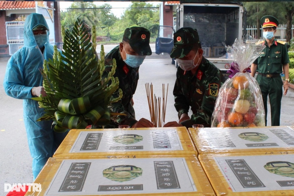 Bà mẹ miền Tây nhận tro cốt: Cuối cùng con nó cũng về nhà nhưng đau quá! - 2 Bà mẹ miền Tây nhận tro cốt: Cuối cùng con nó cũng về nhà nhưng đau quá! - 2