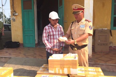 Hàng ngàn gói chè thập cẩm không xuất xứ theo xe khách ra Hà Nội