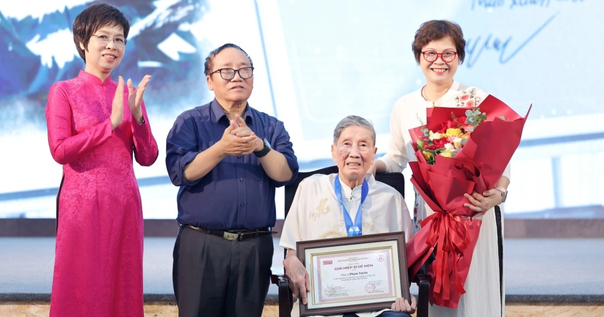 Nhạc sĩ Phạm Tuyên xúc động nhận giải 'Hiệp sĩ Dế Mèn' – Vinh danh những tài năng nhí tỏa sáng!