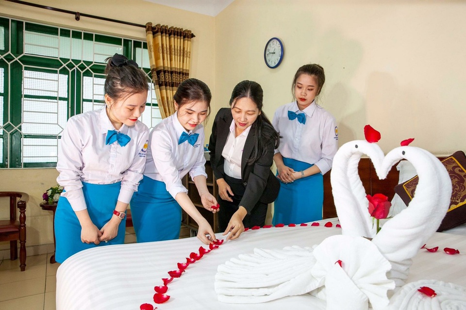 Gặp cô giáo dạy nghề cho hàng ngàn nhân viên quản lý khách sạn, nhà hàng - 2 Gặp cô giáo dạy nghề cho hàng ngàn nhân viên quản lý khách sạn, nhà hàng - 2