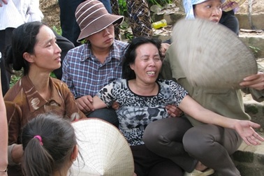 Thắt lòng đám tang mẹ con sản phụ tử vong bất thường tại bệnh viện