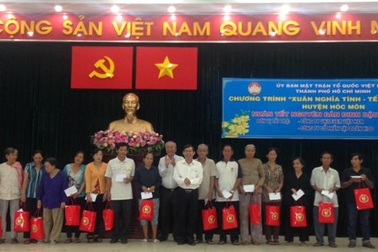 TP HCM: 300 phần quà Tết tới tay bà con huyện Hóc Môn