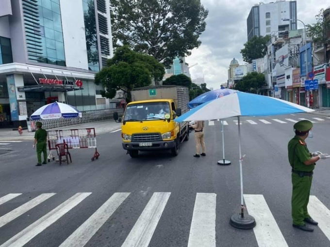 Các đơn vị vận tải có nhu cầu vận chuyên hàng hoá từ các tỉnh đi, đến và lưu thông qua TPHCM, đề nghị thực hiện việc khai báo và đăng ký nhận Giấy nhận diện (có mã QR) tại địa chỉ: https://vantai.drvn.gov.vn