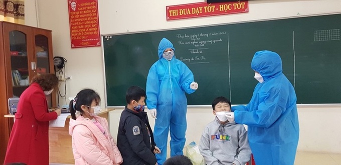 Học sinh được test nhanh Covid-19 tại lớp trong ngày đầu tiên đi học sau Tết Nguyên đán. Ảnh Sở GD&ĐT Vĩnh Phúc