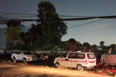 Đi nhặt bóng chuyền, tá hỏa phát hiện người đàn ông chết trong bụi cỏ