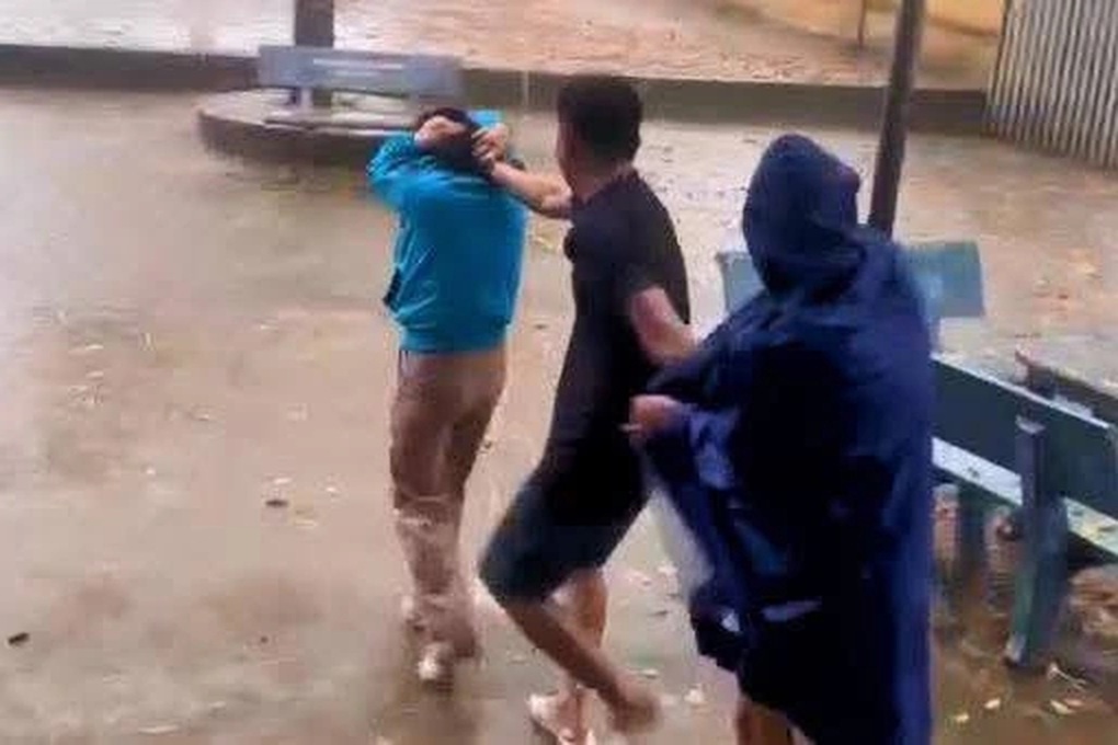 Tạm giữ người đàn ông tát cô giáo tới tấp, đẩy ra đứng dưới mưa - 1 Tạm giữ người đàn ông tát cô giáo tới tấp, đẩy ra đứng dưới mưa - 1