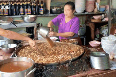 Nếm thử nồi nước hầm khổng lồ suốt 50 năm không hề đổ bỏ