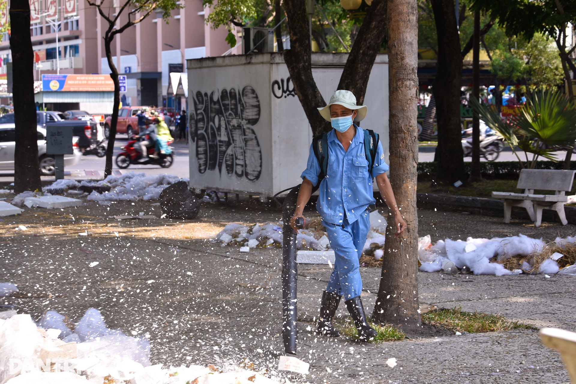 Người dân TPHCM mua cả xe hoa với giá 200.000 đồng trong ngày 30 Tết - 8 Người dân TPHCM mua cả xe hoa với giá 200.000 đồng trong ngày 30 Tết - 8