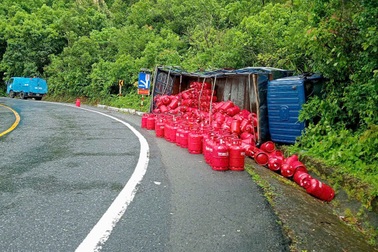 Xe chở gas lao vào vách núi, lật nghiêng trên đèo Hải Vân