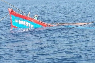 Thuyền vừa mua đang trên đường về bị chìm, 2 ngư dân gặp nạn
