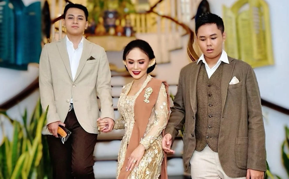 Chuyên gia nói gì về việc nữ ca sĩ cùng hai con trai xem phim khiêu dâm? - 1 Chuyên gia nói gì về việc nữ ca sĩ cùng hai con trai xem phim khiêu dâm? - 1