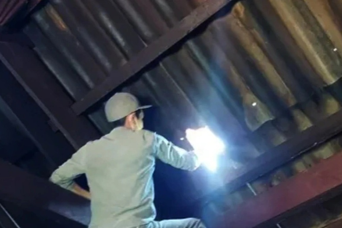 Nổ mìn tại mỏ đá, 2 người bị thương, hàng chục ngôi nhà hư hỏng - 2 Nổ mìn tại mỏ đá, 2 người bị thương, hàng chục ngôi nhà hư hỏng - 2