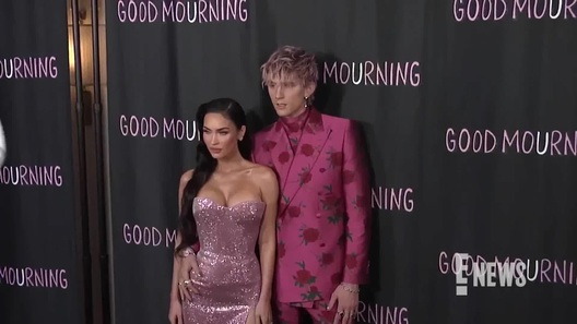 Megan Fox tái xuất gợi cảm sau khi sinh con thứ 4