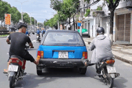 Cảnh sát xác minh clip 2 người đi xe máy dùng chân đẩy ô tô chạy trên đường