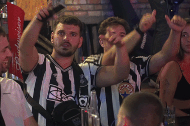 Khách Tây thức thâu đêm xem bóng đá ở phố Bùi Viện