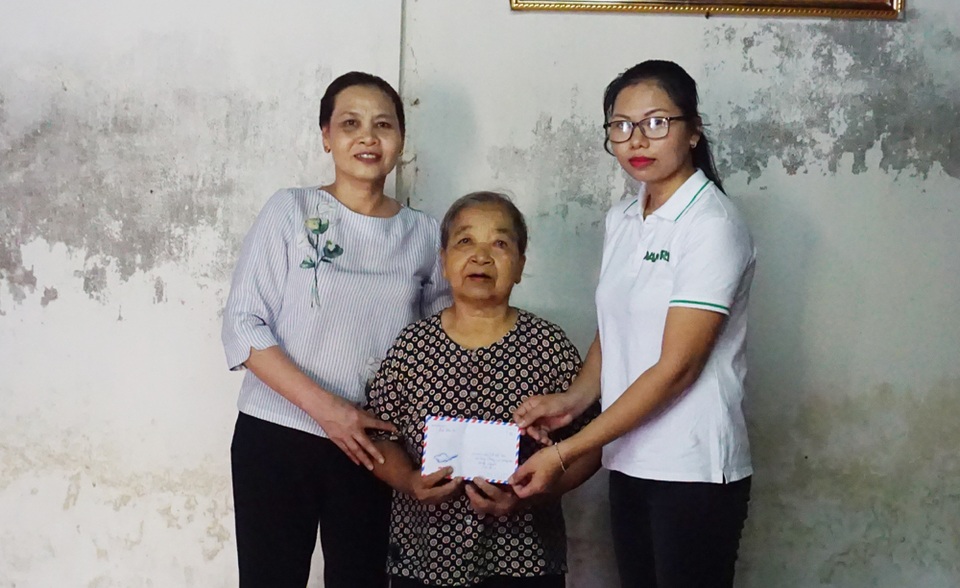 Những người vợ liệt sĩ rưng rưng xúc động nhận quà giúp đỡ của báo Dân trí - 1 Những người vợ liệt sĩ rưng rưng xúc động nhận quà giúp đỡ của báo Dân trí - 1