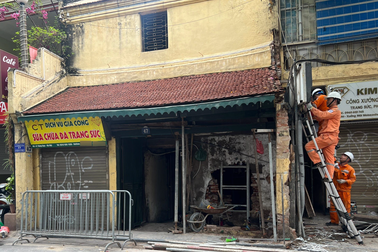 Xe Mercedes tông đổ tường một trong những ngôi nhà cổ nhất Hà Nội