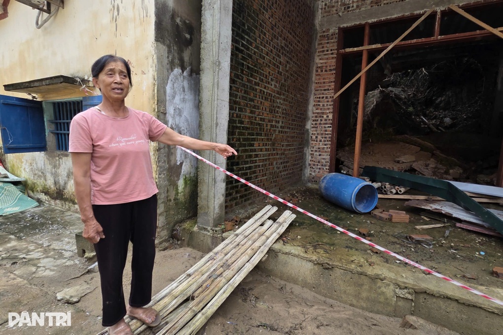 Đất đá nặng hàng tấn rơi sát nhà, dân đi trốn mỗi khi trời mưa - 3 Đất đá nặng hàng tấn rơi sát nhà, dân đi trốn mỗi khi trời mưa - 3