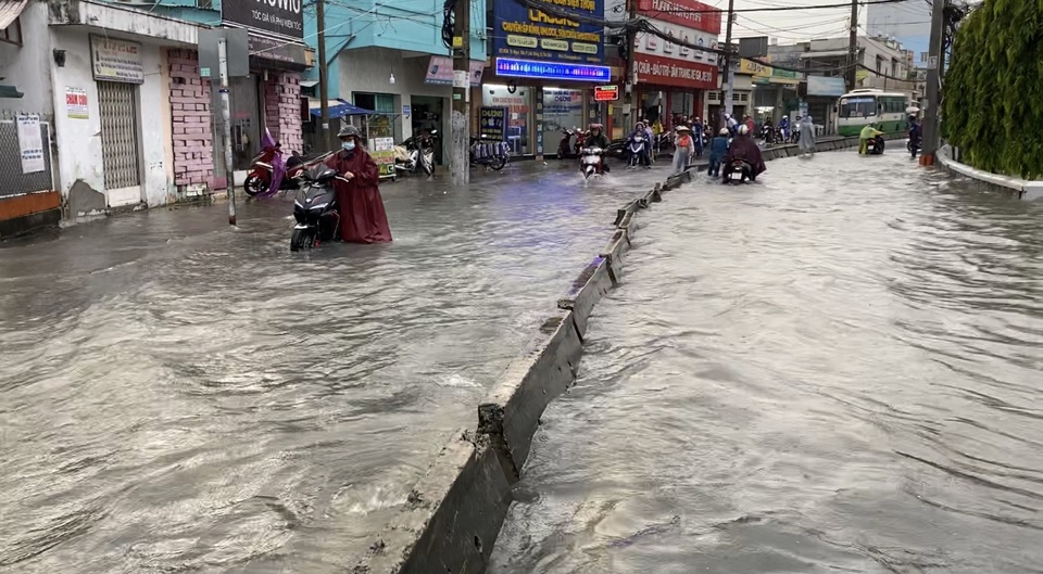 TPHCM: Mưa như trút, nước cuốn trôi xe đạp học sinh giờ tan trường - 1