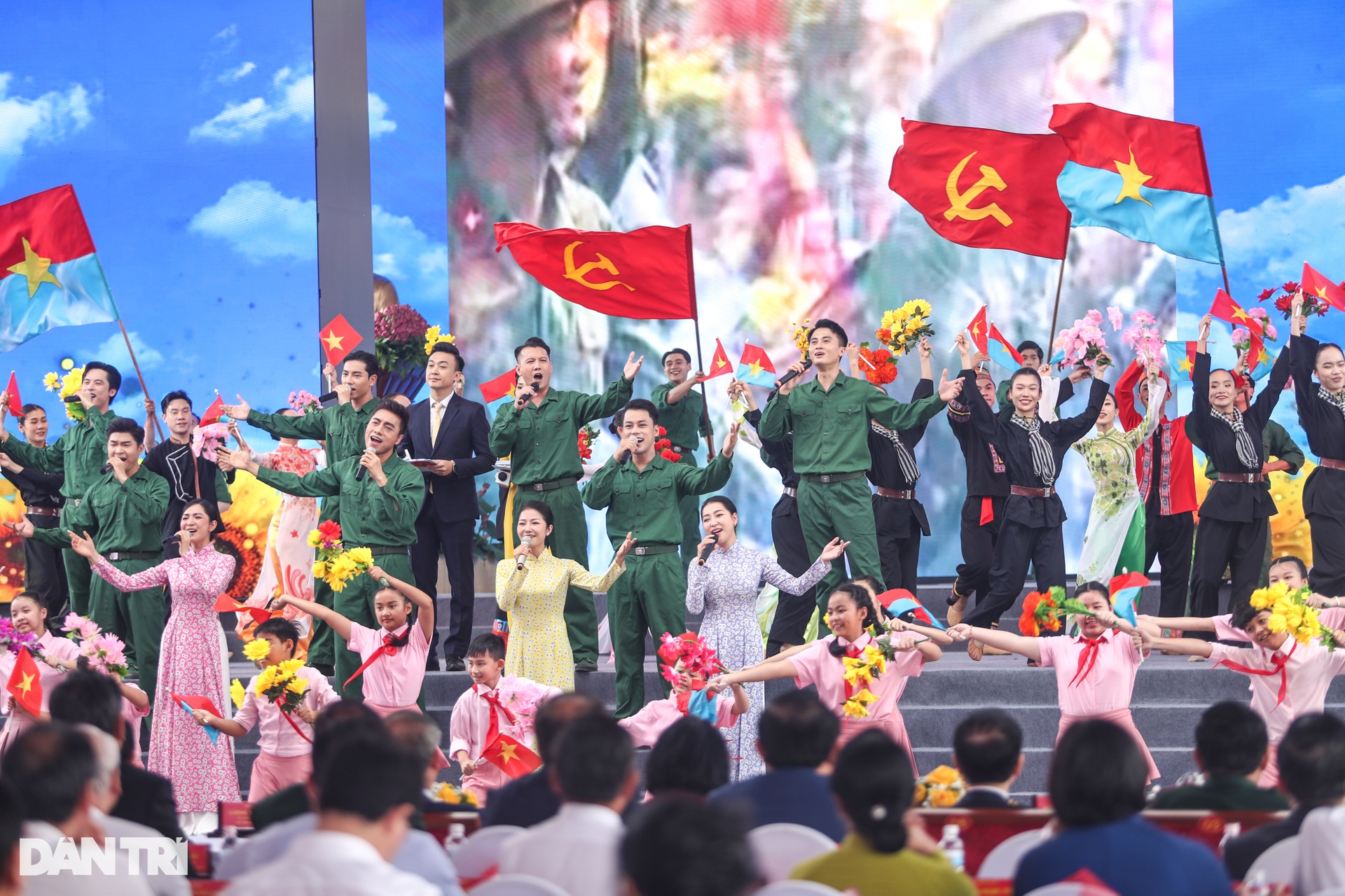 Lực lượng vũ trang TPHCM được phong tặng danh hiệu Anh hùng lần thứ 3 - 3 Lực lượng vũ trang TPHCM được phong tặng danh hiệu Anh hùng lần thứ 3 - 3