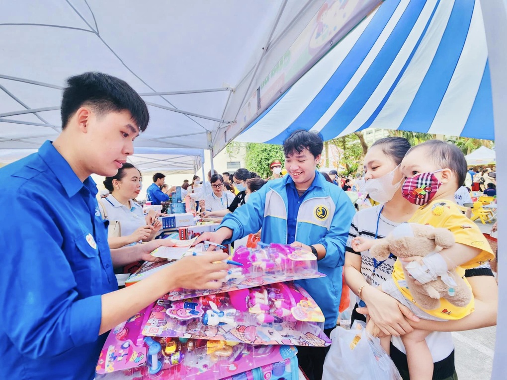 Bệnh viện Nhi Trung ương trao hơn 60.000 suất quà trong dịp Tết thiếu nhi - 1 Bệnh viện Nhi Trung ương trao hơn 60.000 suất quà trong dịp Tết thiếu nhi - 1