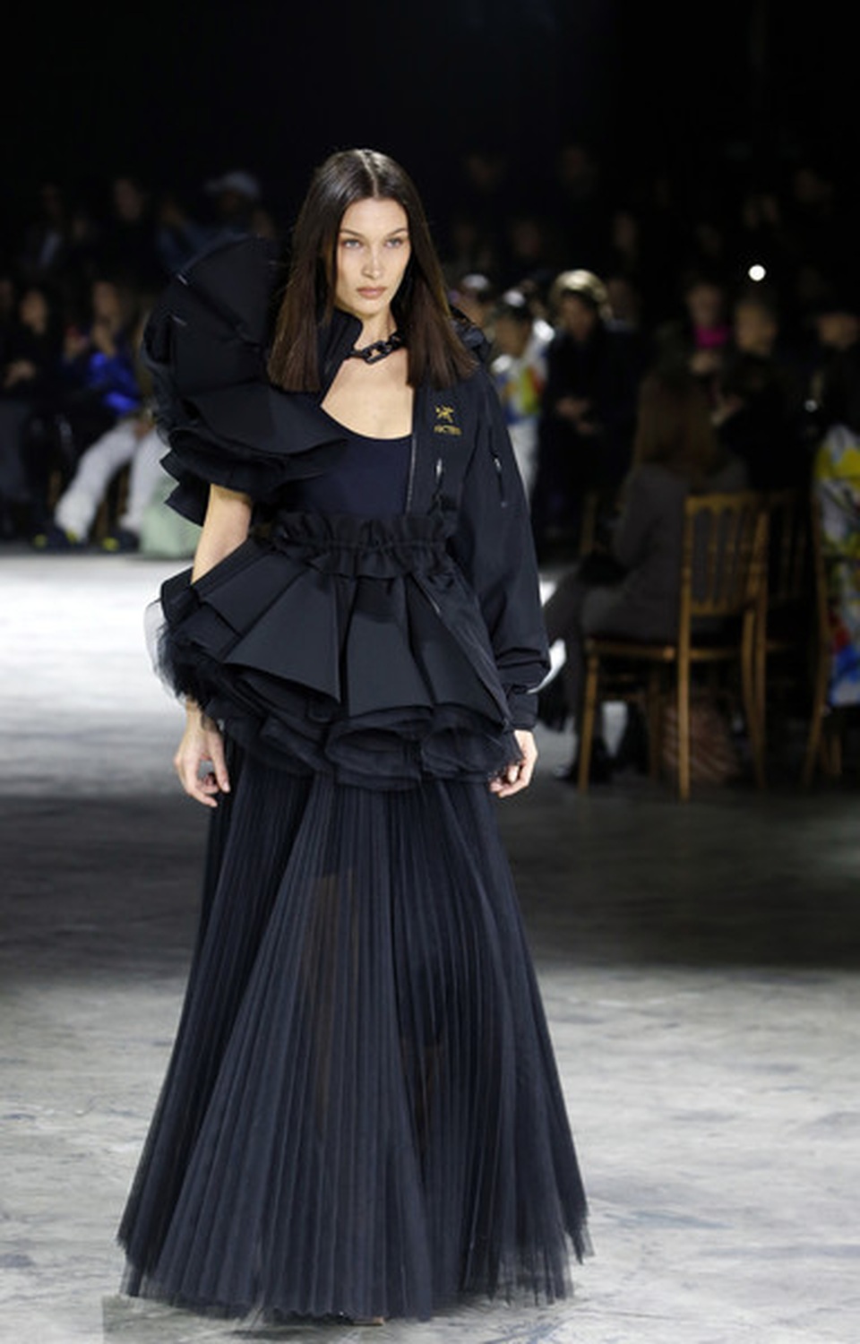 Bella Hadid mặc váy ren hở bạo trên sàn catwalk - 8 Bella Hadid mặc váy ren hở bạo trên sàn catwalk - 8