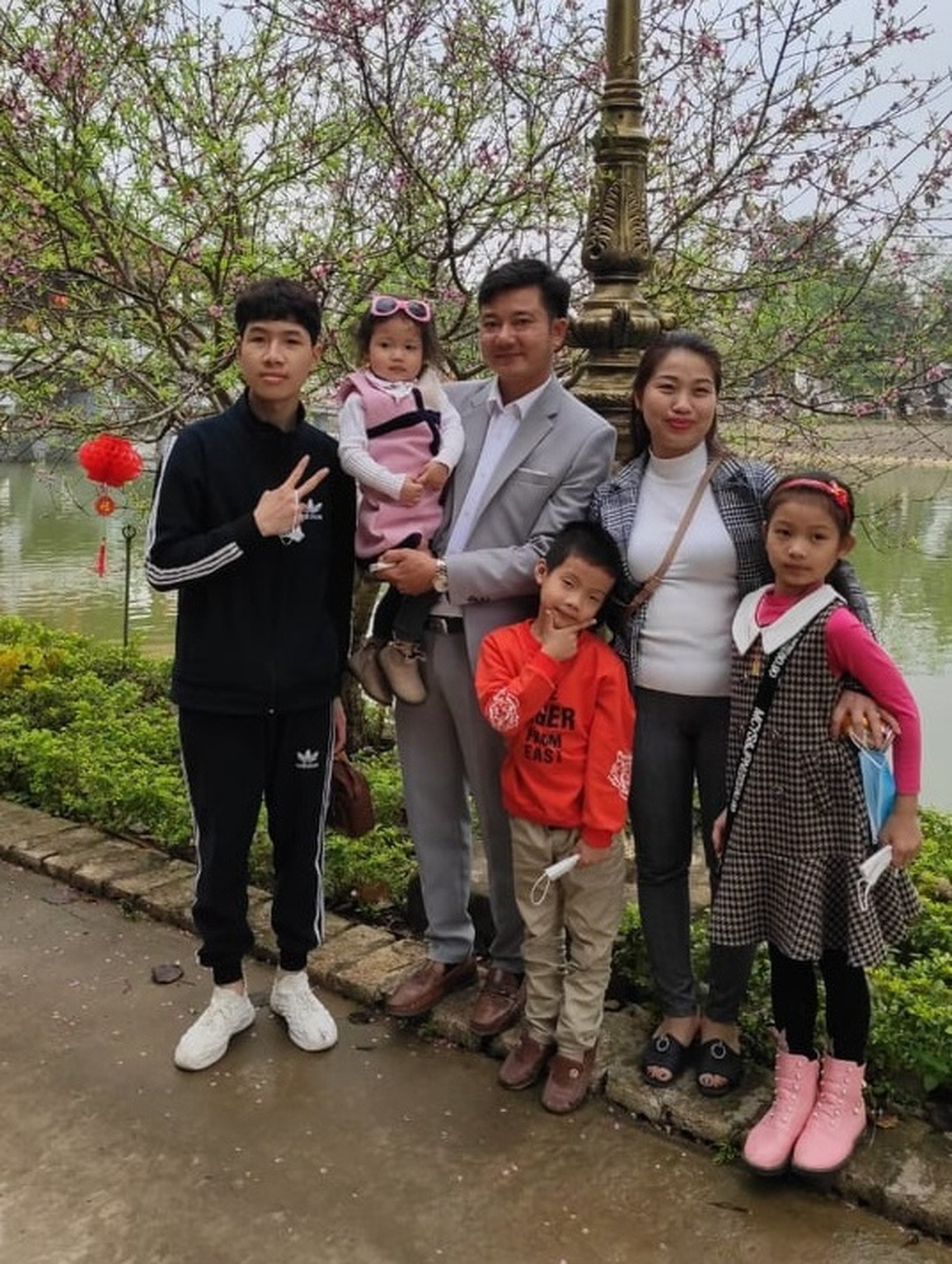 Sự hồi sinh kỳ diệu của cậu bé u não và câu chuyện cổ tích của lòng nhân ái - 4 Sự hồi sinh kỳ diệu của cậu bé u não và câu chuyện cổ tích của lòng nhân ái - 4