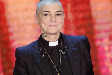 Vừa livestream kể khổ, Sinéad O'Connor phải nhập viện cấp cứu