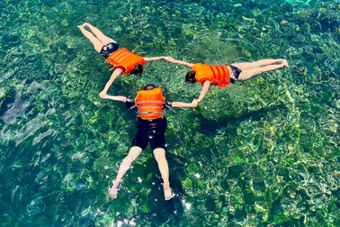 Phú Quý đông nghẹt người ngày lễ, các dịch vụ "cháy vé"