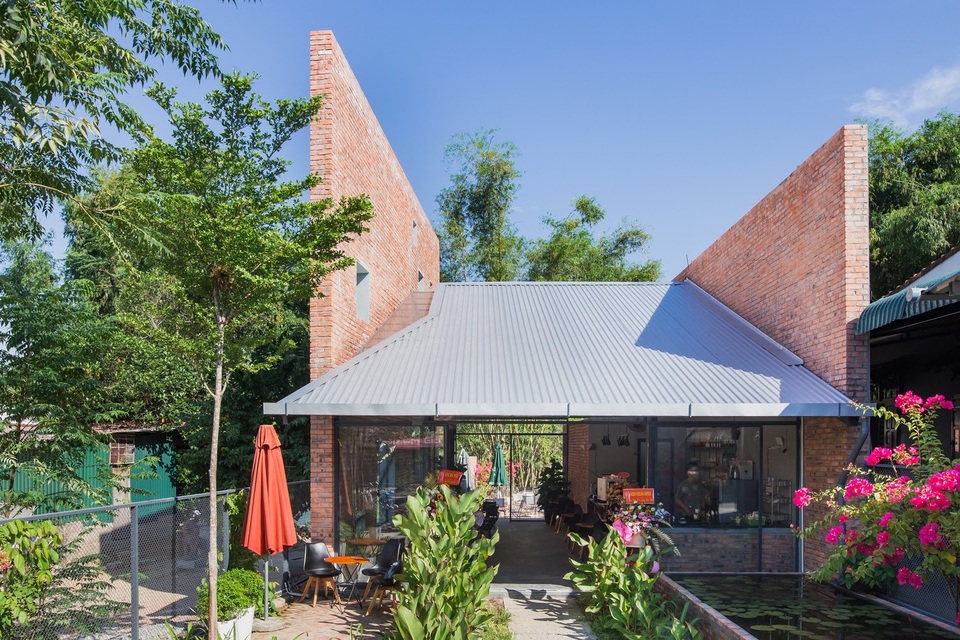 Quán cà phê ở Huế biết cản nắng, được báo ngoài khen ngợi - 1