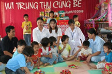 Thăm và tặng quà Trung thu cho trẻ em bị nhiễm HIV