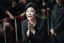 Bà Yingluck bỏ điện thoại và xe riêng trước khi chạy trốn