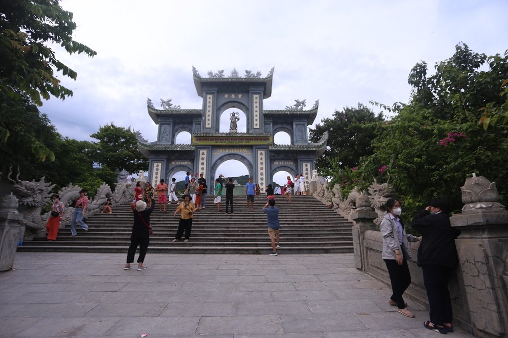Sĩ tử Đà Nẵng đổ xô đến ngôi chùa Linh Ứng để cầu may - 1 Sĩ tử Đà Nẵng đổ xô đến ngôi chùa Linh Ứng để cầu may - 1