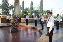 Lãnh đạo Đà Nẵng dâng hương tại Đài tưởng niệm thành phố