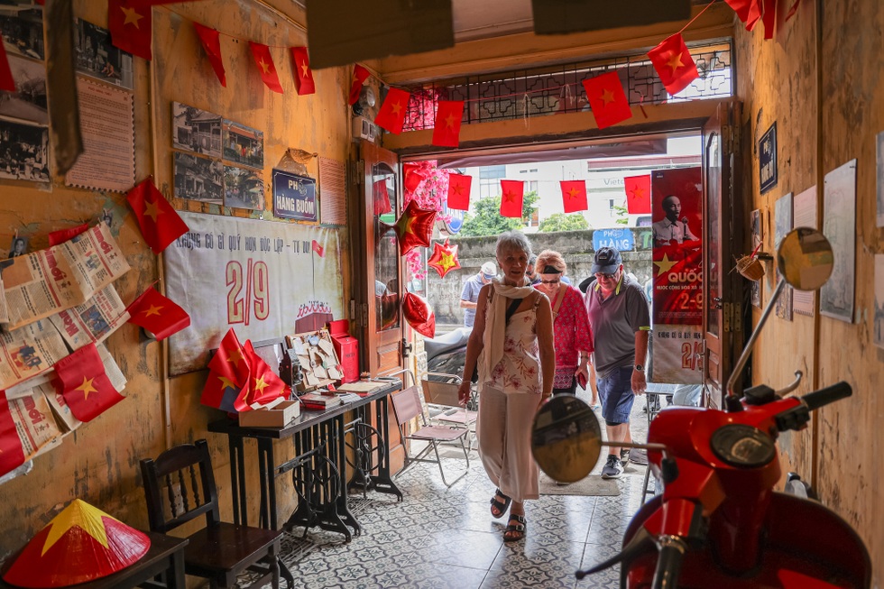 Cờ hoa phủ kín phố phường, Hà Nội rực sáng trong dịp lễ 2/9 - 11 Cờ hoa phủ kín phố phường, Hà Nội rực sáng trong dịp lễ 2/9 - 11