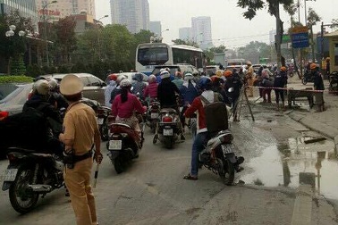 Hà Nội: Bê tông tươi đổ tràn đường gây ùn tắc giao thông
