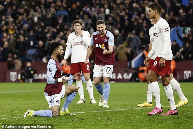 Ăn mừng khiêu khích Man Utd, ngôi sao Aston Villa trở thành trò cười - 1