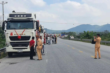 50 xe đầu kéo "diễu hành" rước dâu bấm còi inh ỏi, CSGT tuýt còi xử lý