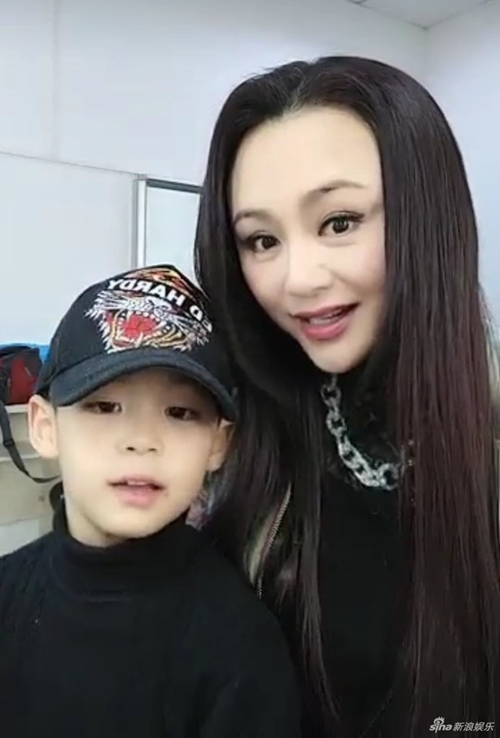 Tào Dĩnh của Quan huyện 9 tuổi: Nhan sắc khác lạ, livestream bán hàng - 13