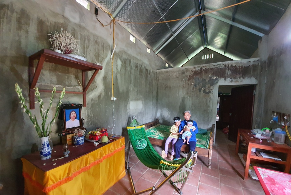 Tiếng khóc xé lòng của bé gái mồ côi ngằn ngặt đòi sữa mẹ - 6 Tiếng khóc xé lòng của bé gái mồ côi ngằn ngặt đòi sữa mẹ - 6