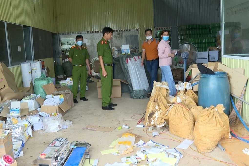 Khởi tố 2 người đàn ông sản xuất, tiêu thụ thuốc diệt cỏ giả - 1 Khởi tố 2 người đàn ông sản xuất, tiêu thụ thuốc diệt cỏ giả - 1
