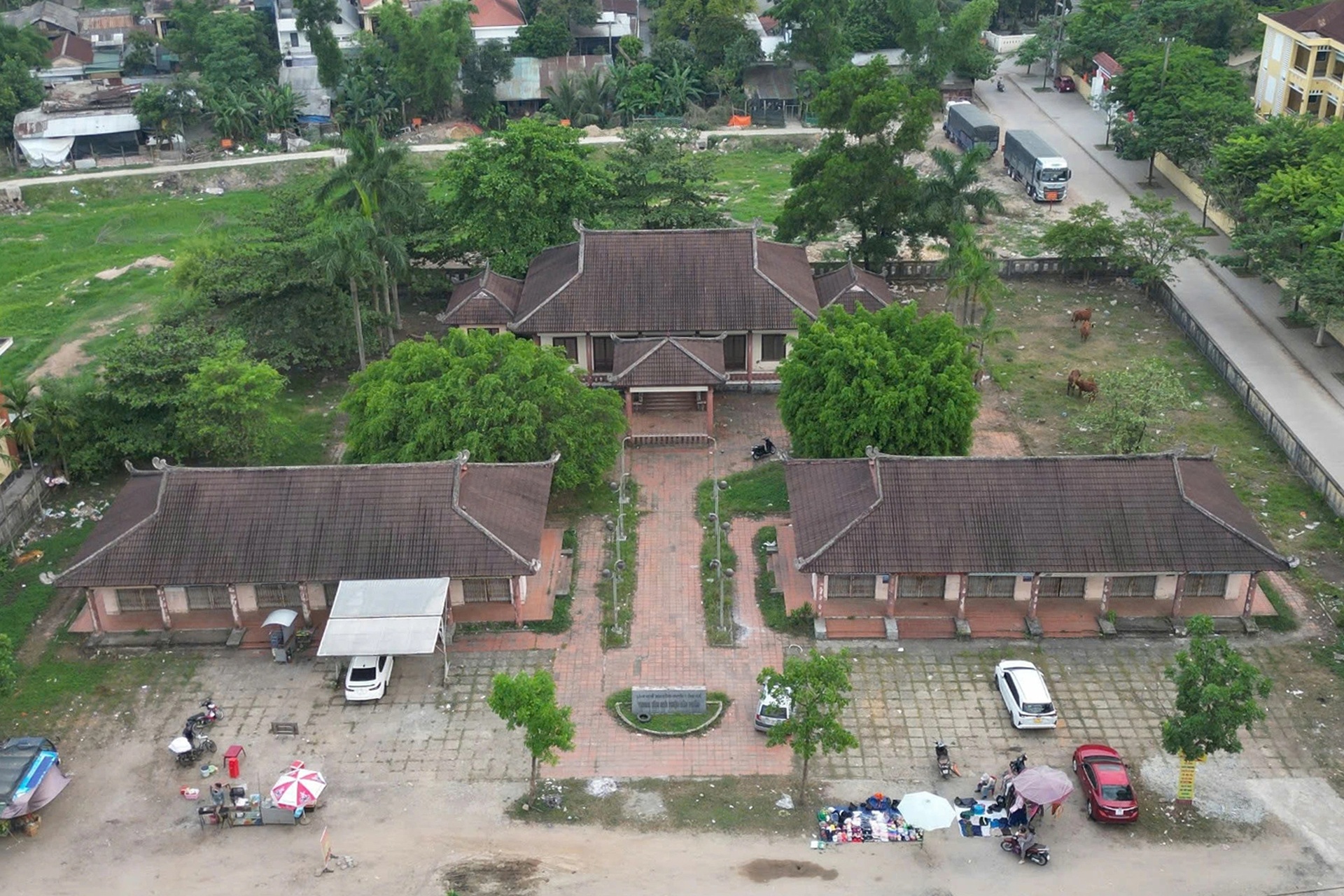 Bằng công nhận làng nghề để xó, dân tận dụng công trình tiền tỷ nhốt bò - 1 Bằng công nhận làng nghề để xó, dân tận dụng công trình tiền tỷ nhốt bò - 1