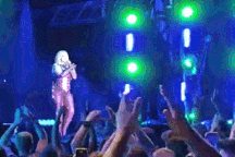 Kẻ ném điện thoại vào mặt nữ ca sĩ: "Tôi nghĩ làm như vậy sẽ... rất vui"