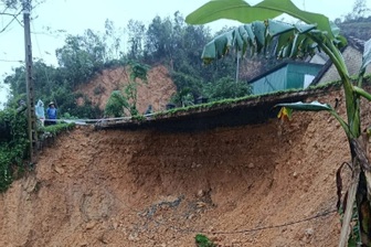 Hai quốc lộ ở Nghệ An bị sạt lở sau mưa lớn, giao thông ách tắc cục bộ