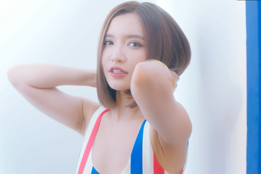 Bích Phương tái xuất nóng bỏng