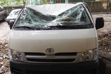 Ngã từ tầng cao bệnh viện, thoát chết nhờ rơi trúng xe cứu thương