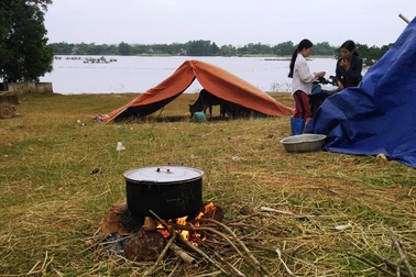 Người dân vẫn chưa thể về nhà sau một tuần chạy lũ