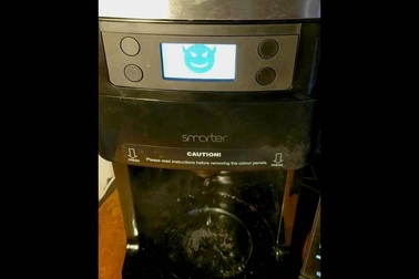 "Nổi loạn" vì nhiễm virus, máy pha cà phê tự đun nước, xay hạt, gửi tin...