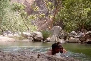 Selfie dưới ao sâu, 3 thanh niên vô tình quay lại những phút cuối đời mình