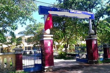 Khởi tố nhóm người xông vào trường hành hung cô giáo trên bục giảng